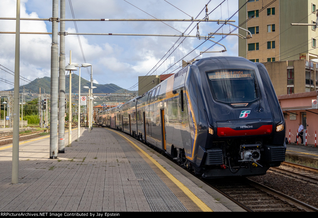 A Hitachi "Rock" EMU arrives at Sestri Levante from the south